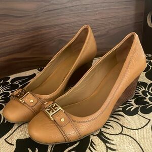Tory burch tan wedges